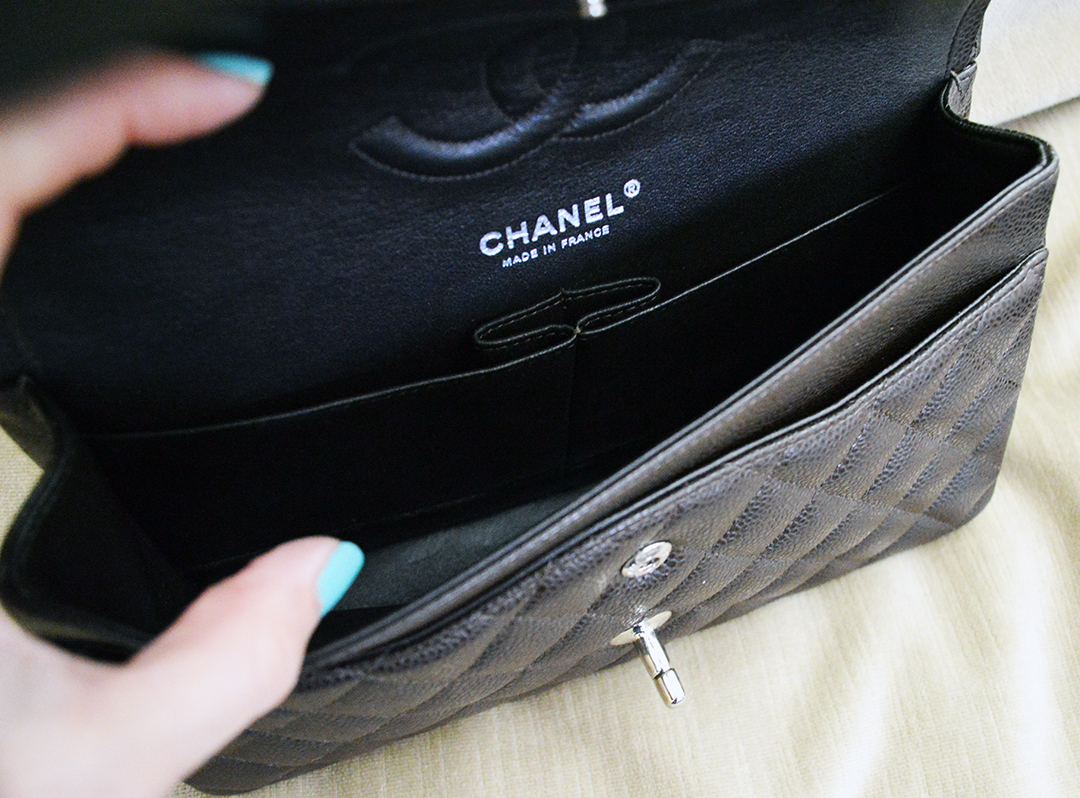 MEDIUM CHANEL CLASSIC DOUBLE FLAP BAG  Review & What Fits Inside! Black Caviar  Leather With Gold 