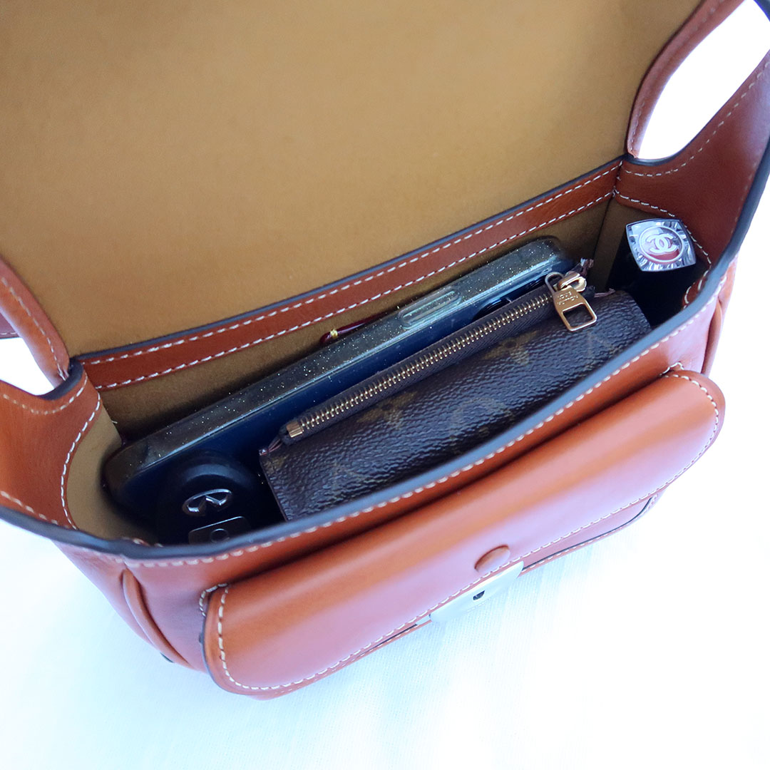 what fits inside coach tabby messenger 19 handbag